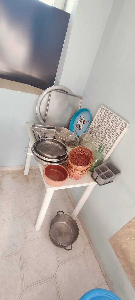 Kitchenware set: colanders, trays, bowls