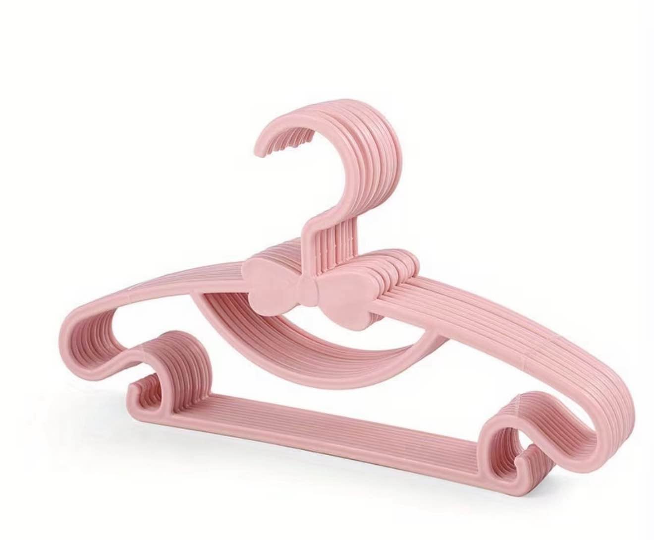 Pembe çocuk askısı
