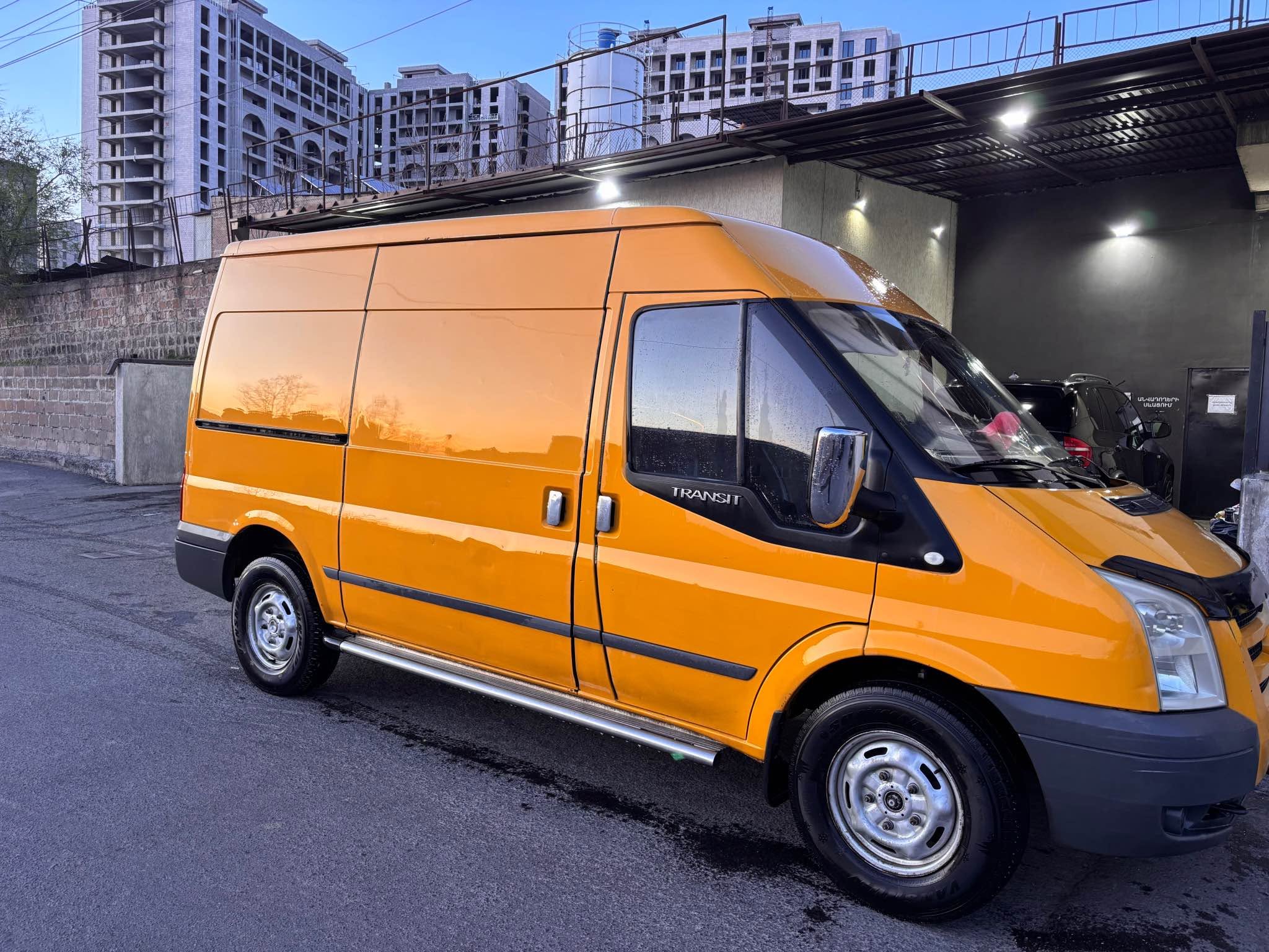 Ford Transit նարնջագույն ֆուրգոն