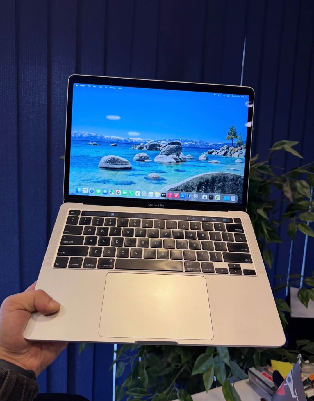 MacBook Pro 2020 თეთრ ფონზე აქვს
