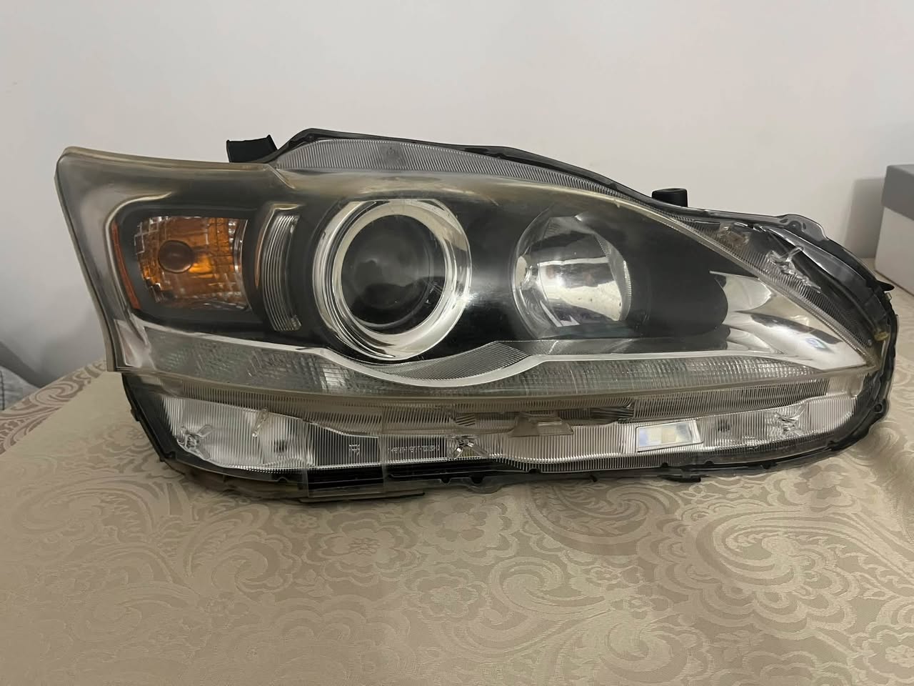 Right headlight Lexus CT200 original