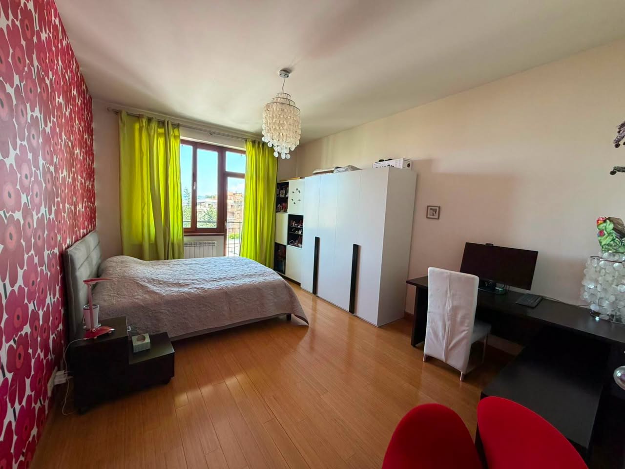 Kirayəyə 4-oğurlu mənzil, Tbilisi