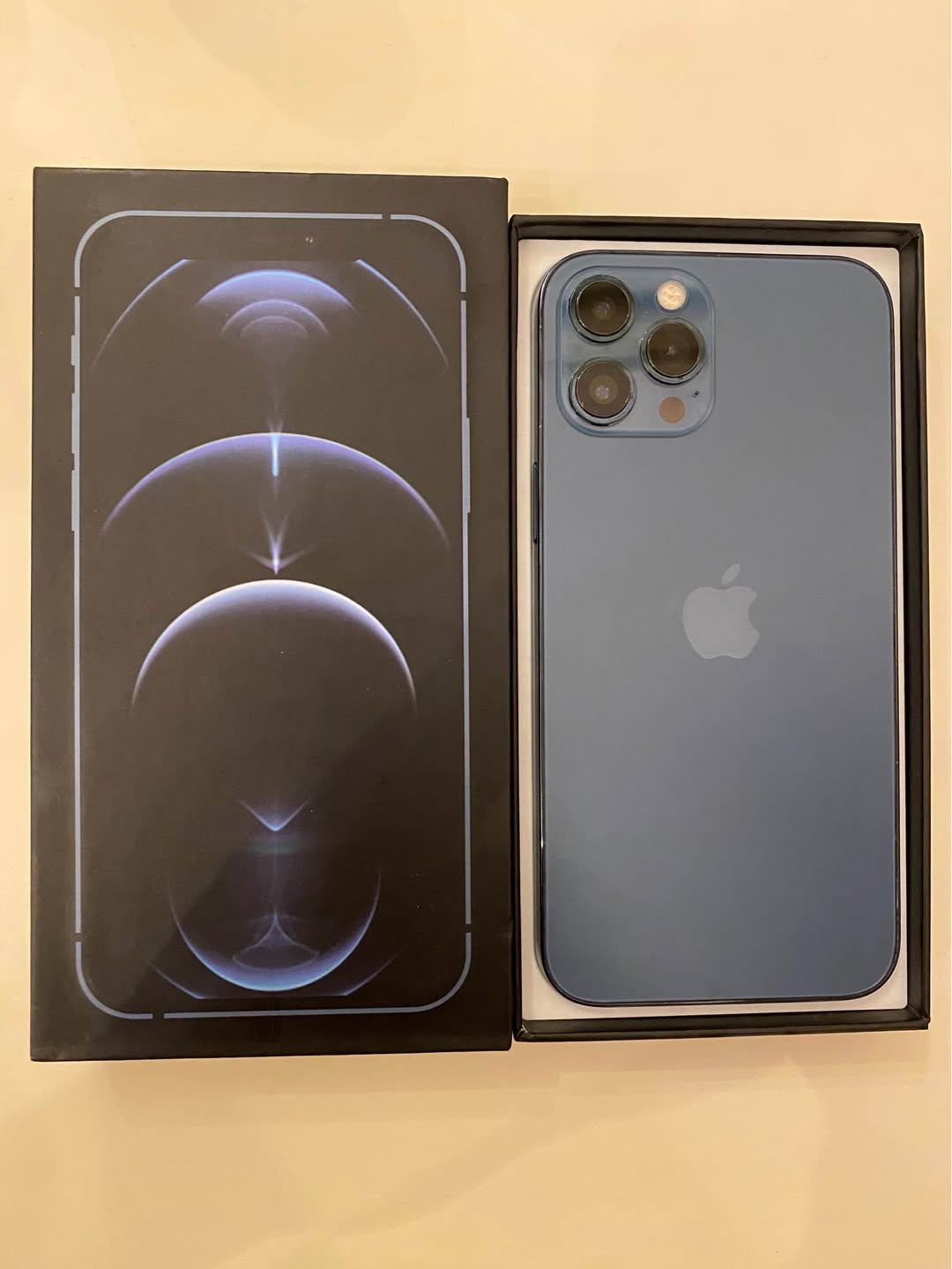 iPhone ყუთითა და ქეისით, ბატარეა 77%