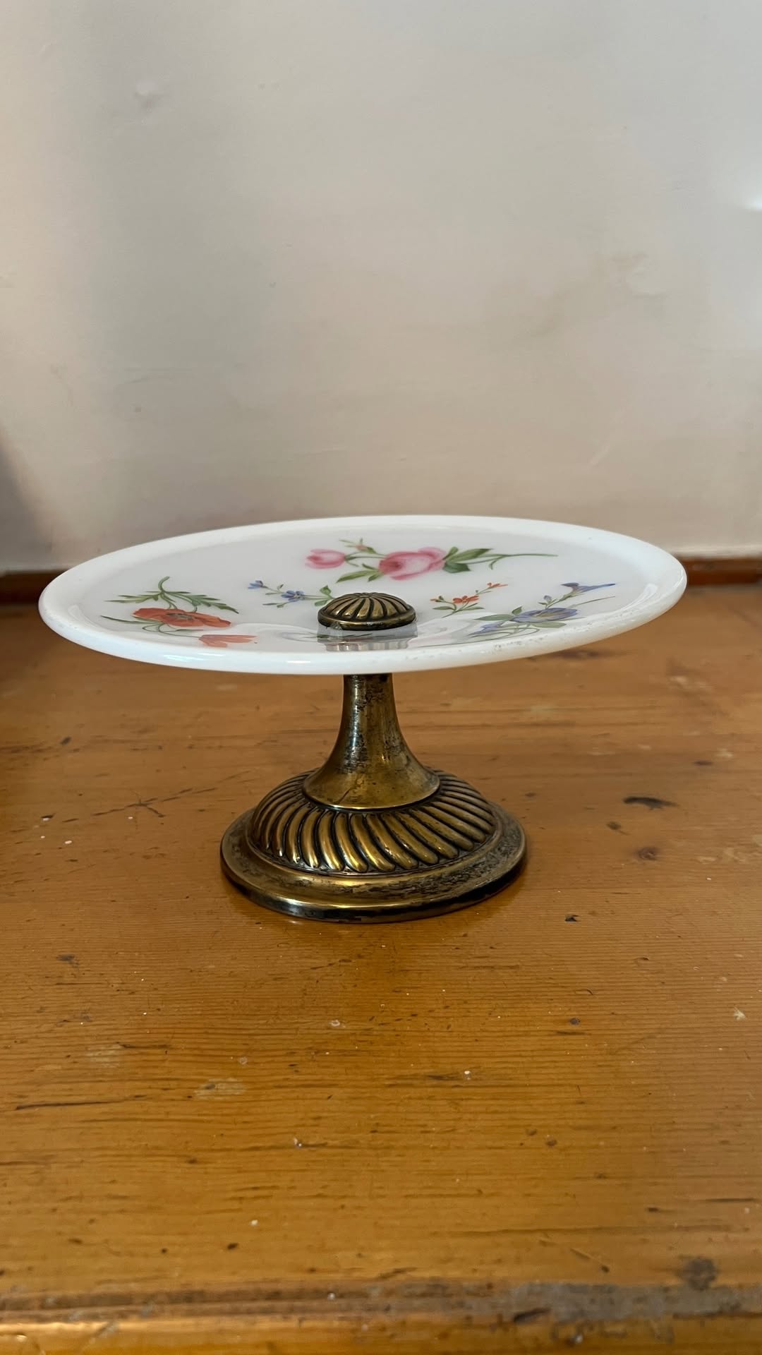 Porcelain cake stand with brass base