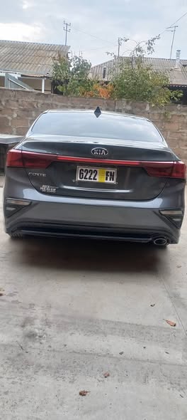 Kia Forte 2021, grey sedan