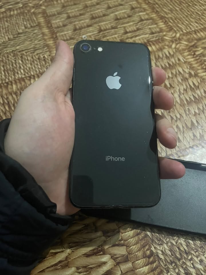 iPhone 8 64 GB — 100₾ kepada satılık