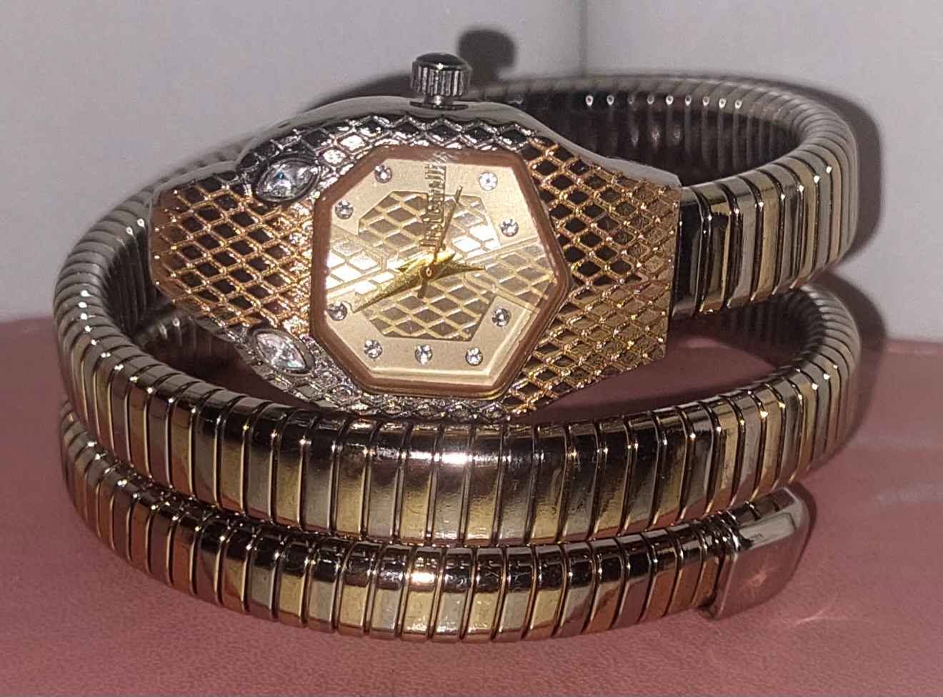 Ոսկեգույն մանյակավոր ժամացույց