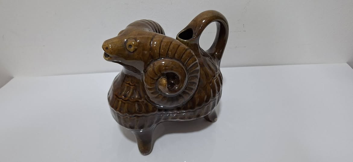Ceramic rabbit shaped teapot