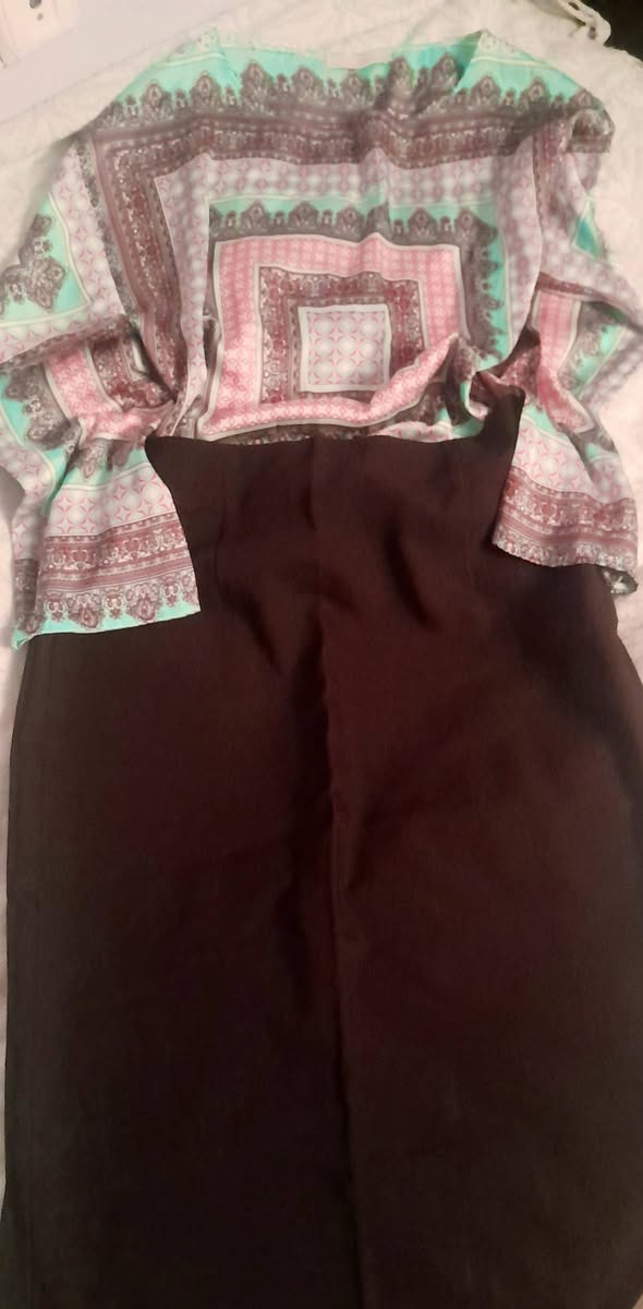 Baskılı bluz ve siyah şalvar, beden L