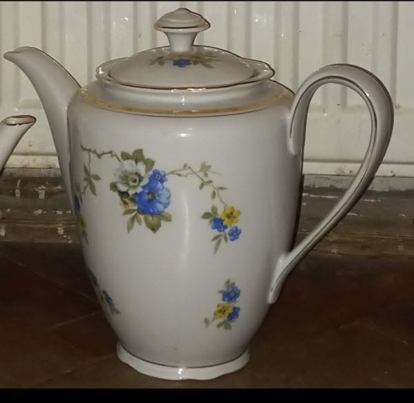 KAHLA German porcelain teapot, large