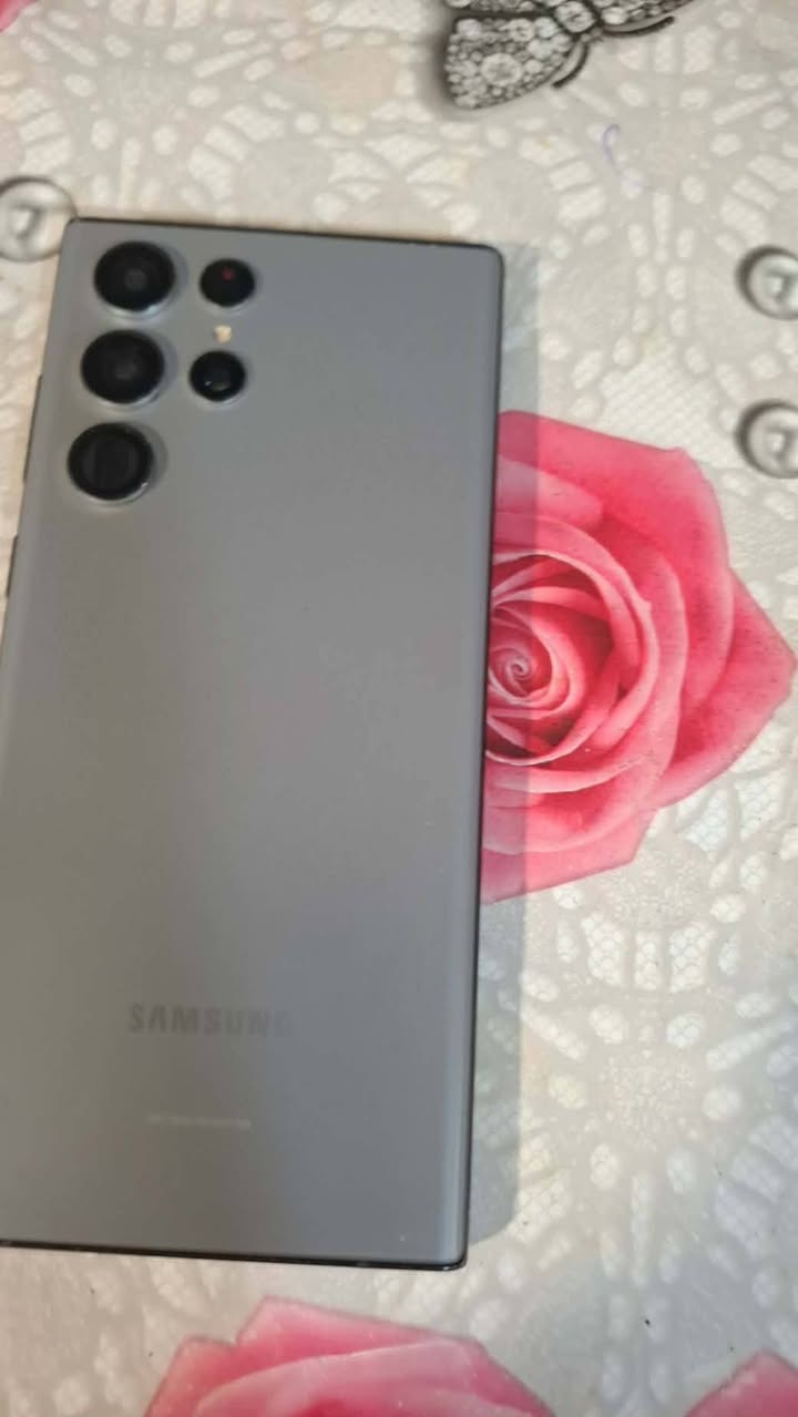 Yalnız ekranı zədələnib S 22 ULTRA
