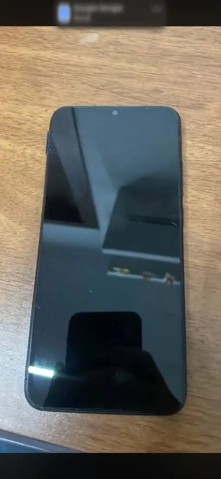 Satılık telefon platadır ve ekranı hasarlıdır.