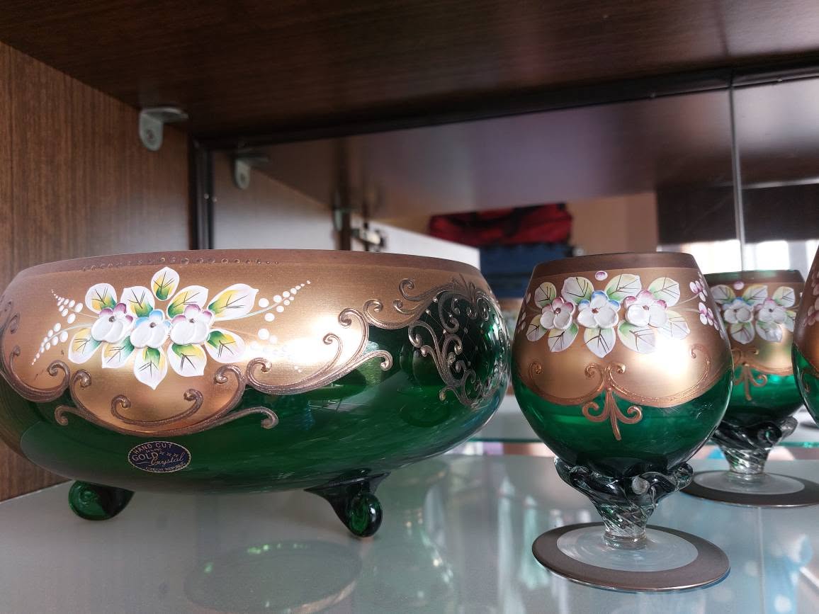 Yaşıl kristal meyvə qabı, qızıl naxış