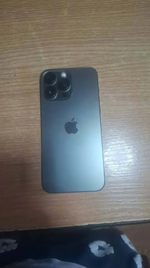 iPhone 14 Pro Max, cracked screen