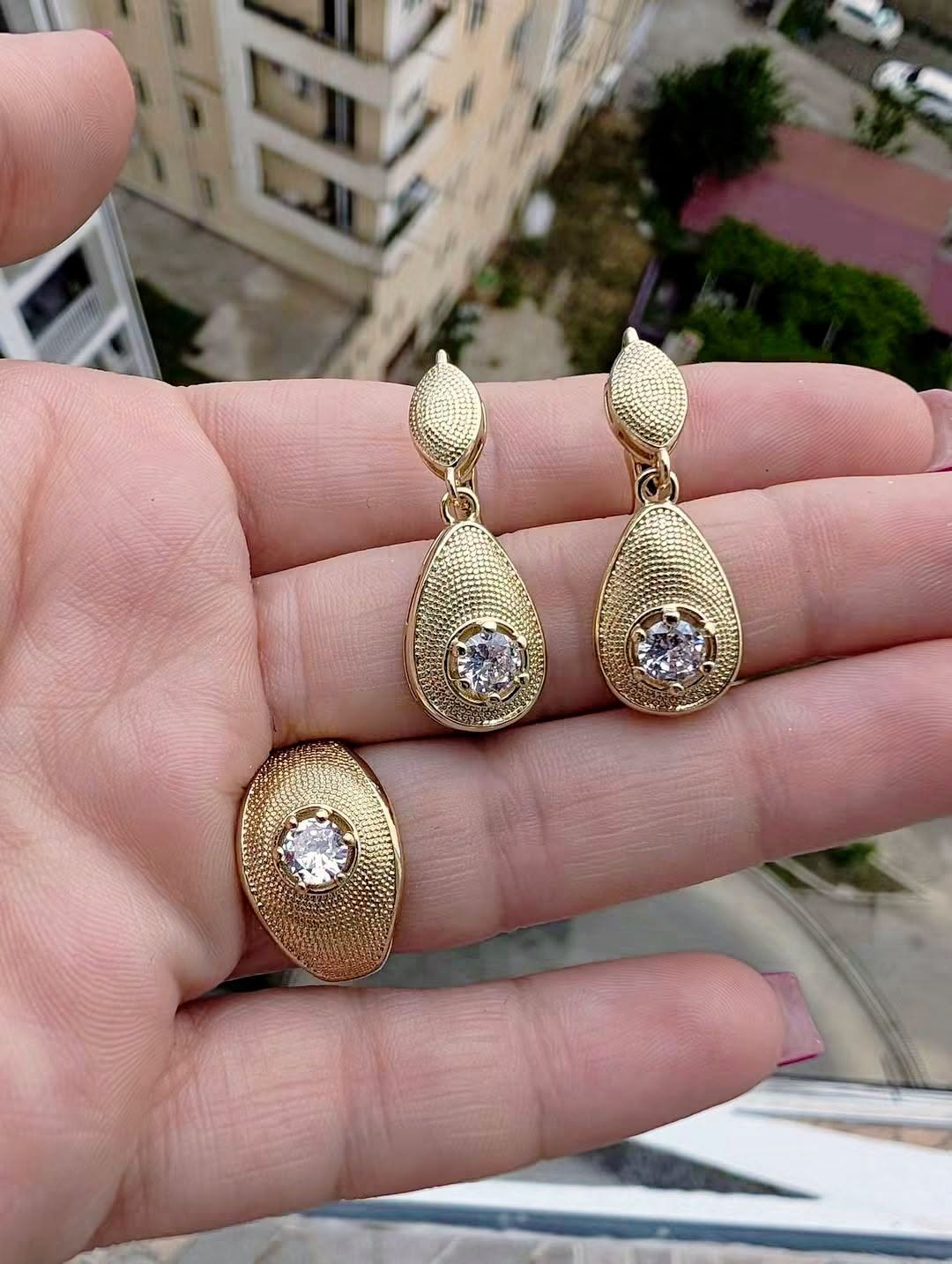 Gold-tone earrings and ring with zircon