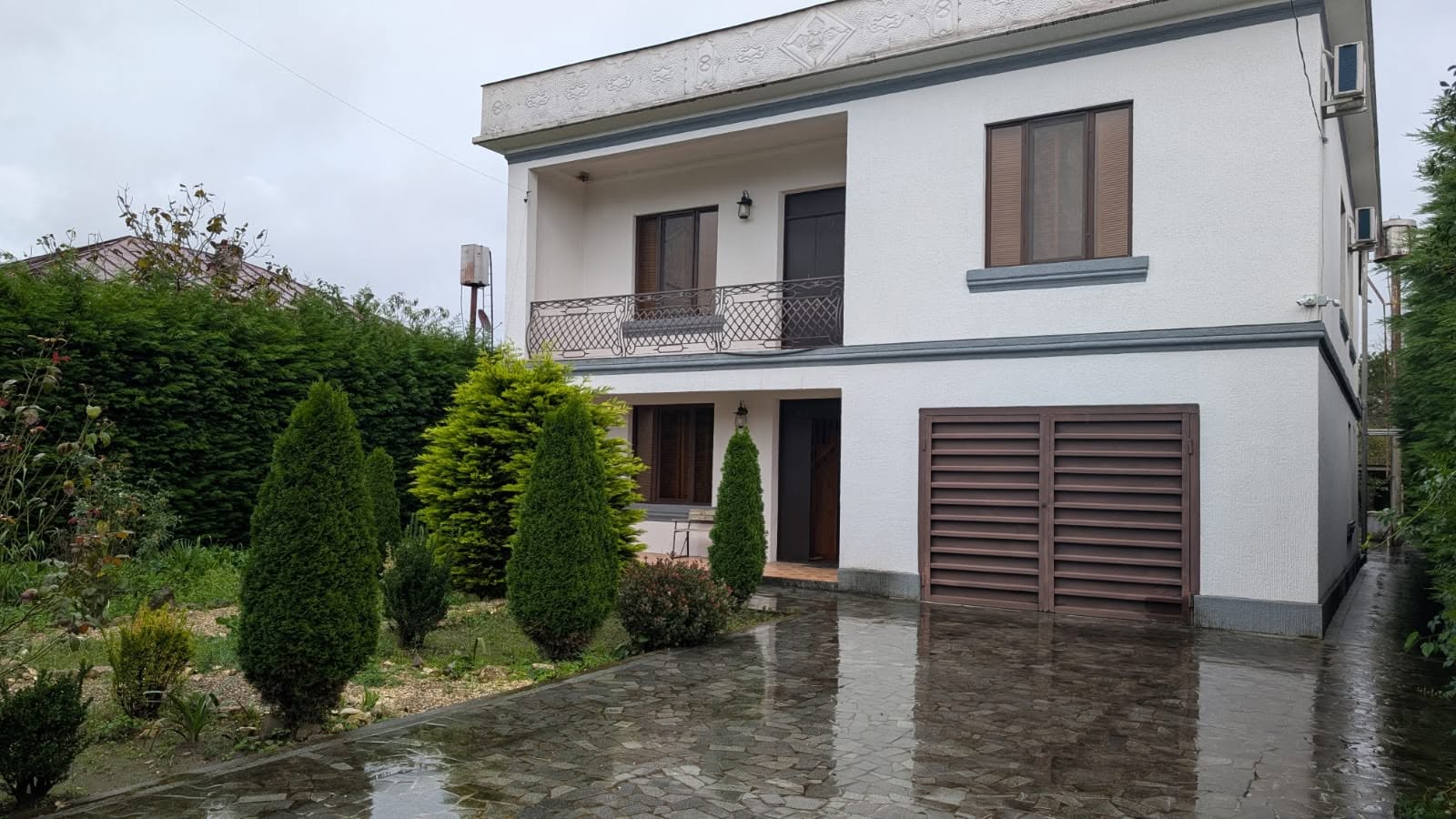 🏡 Zugdidi şehrinin merkezinde 2 katlı bir ev kiralanmaktadır