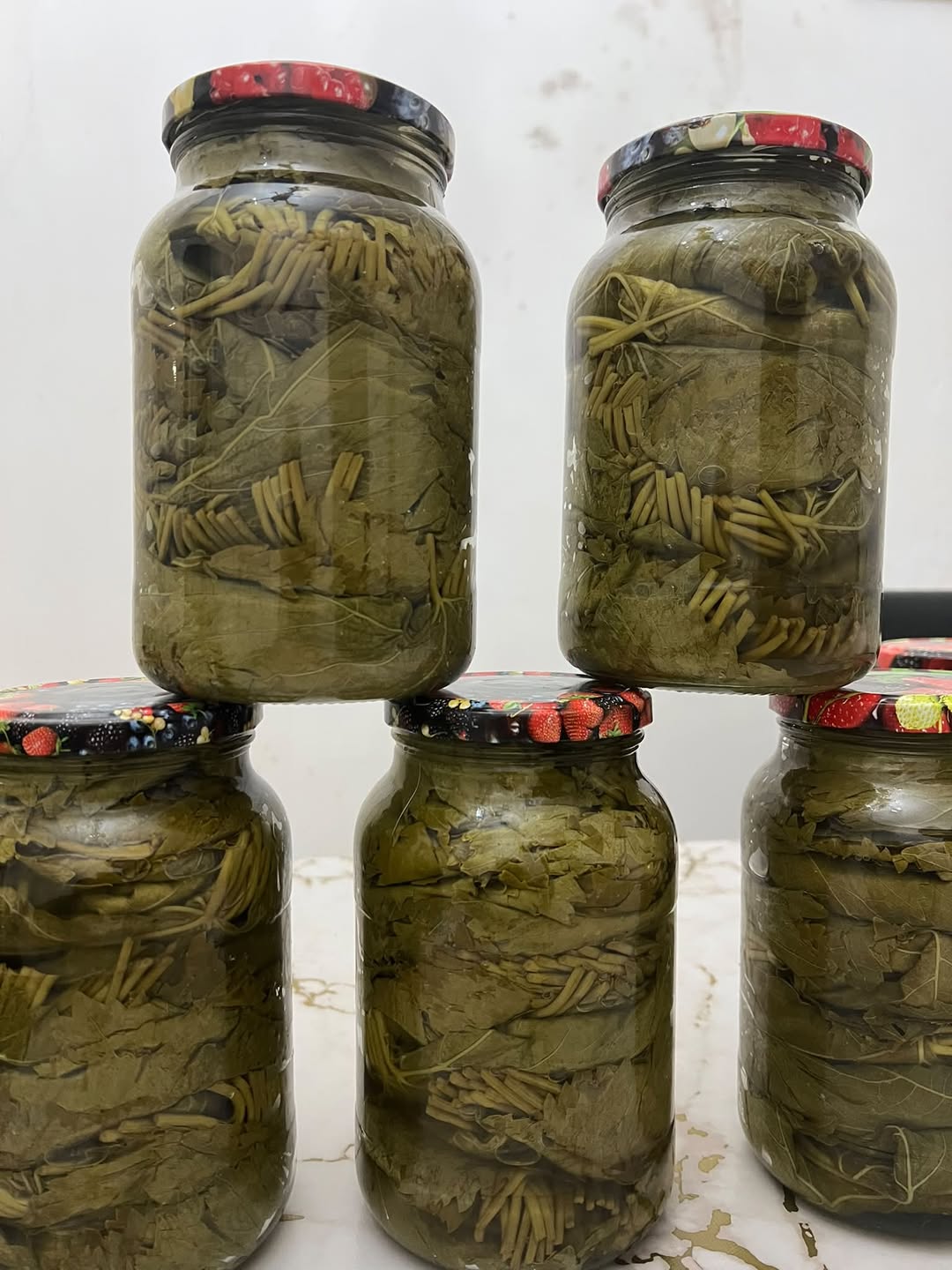 Marneuli'de köyde asma yaprağı satılır