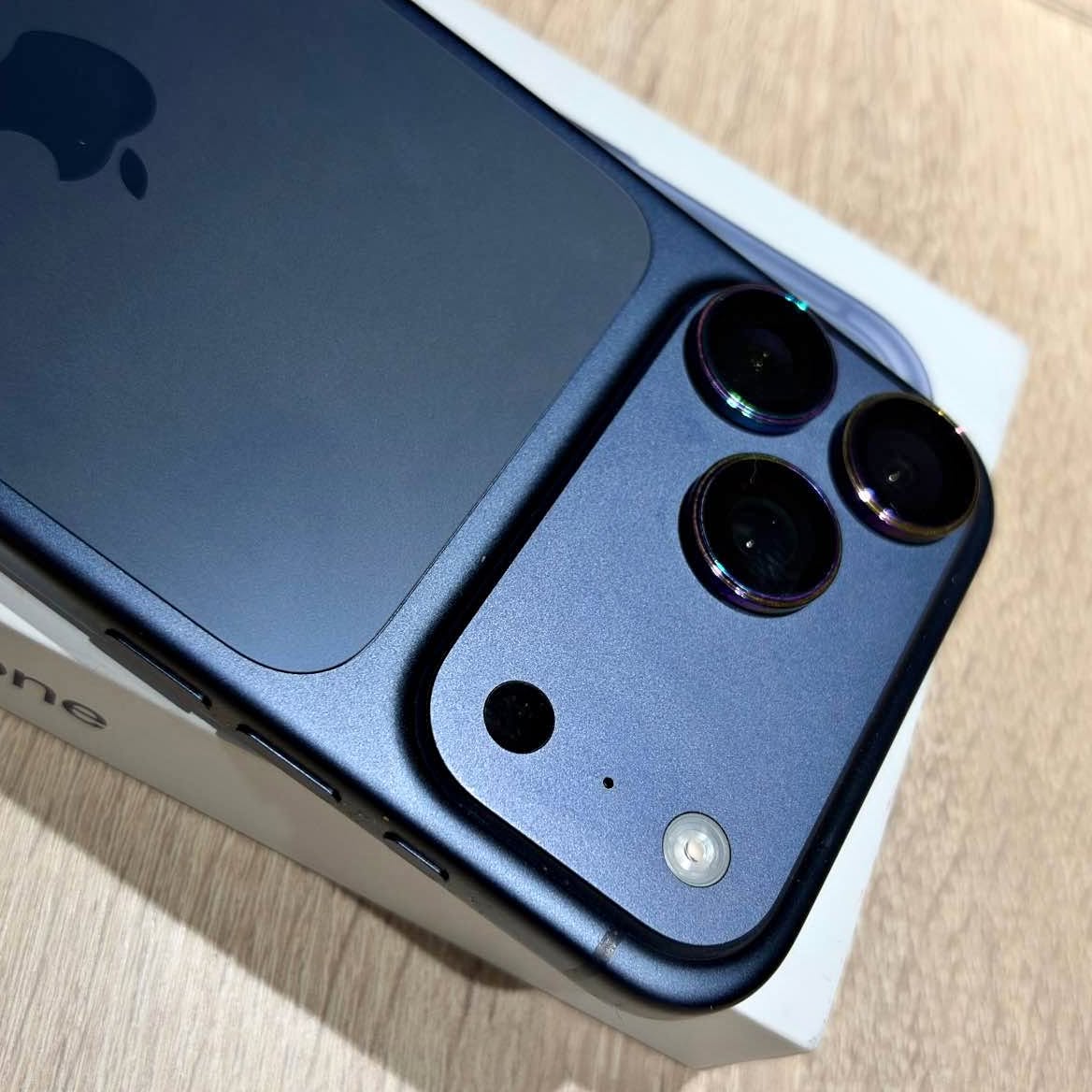 iPhone 17 Pro Max ամերիկյան ակսեսուարներով