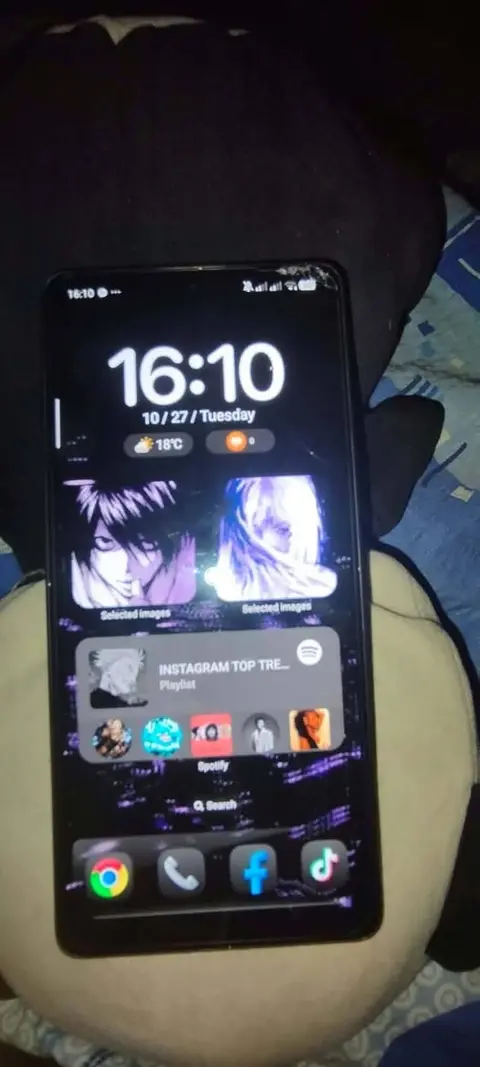 Cep telefonu kutu ve şarj aleti ile birlikte