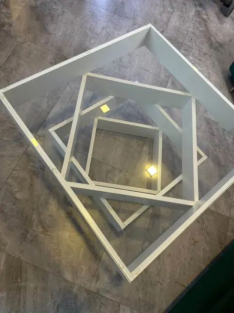 Beyaz geometrik masa - mükemmel durumdadır