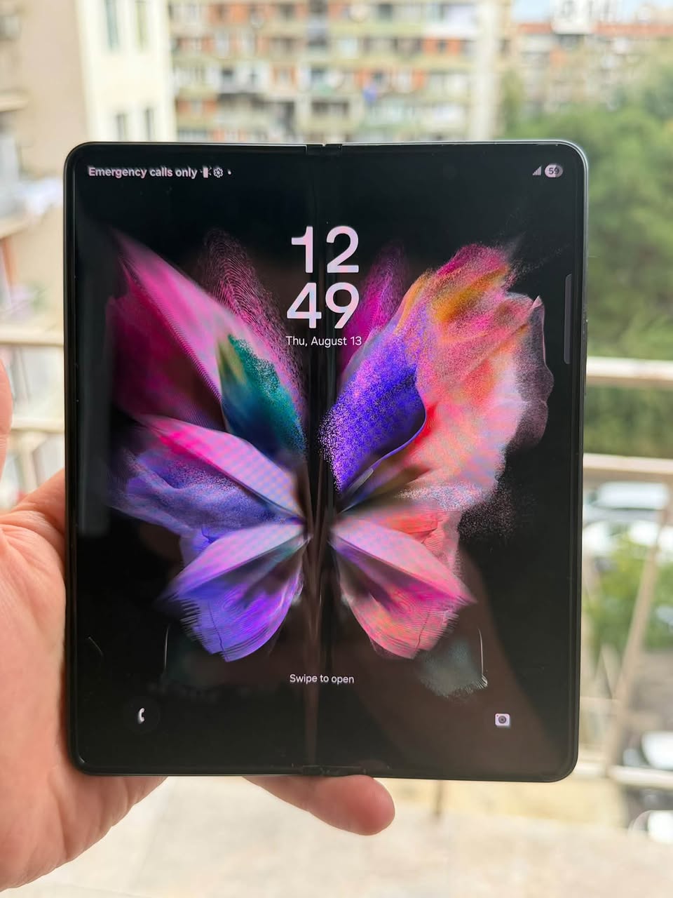 Samsung Z-Fold, ყუთითა და დამტენით