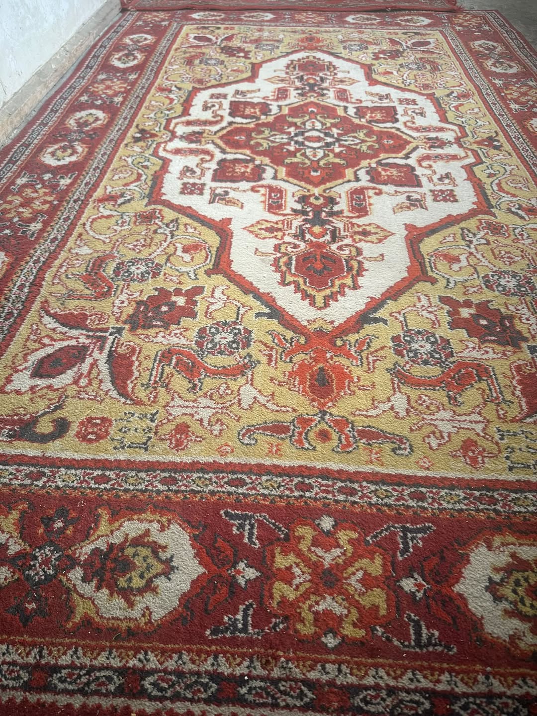 Satılır yun xalça 1.40 x2.40