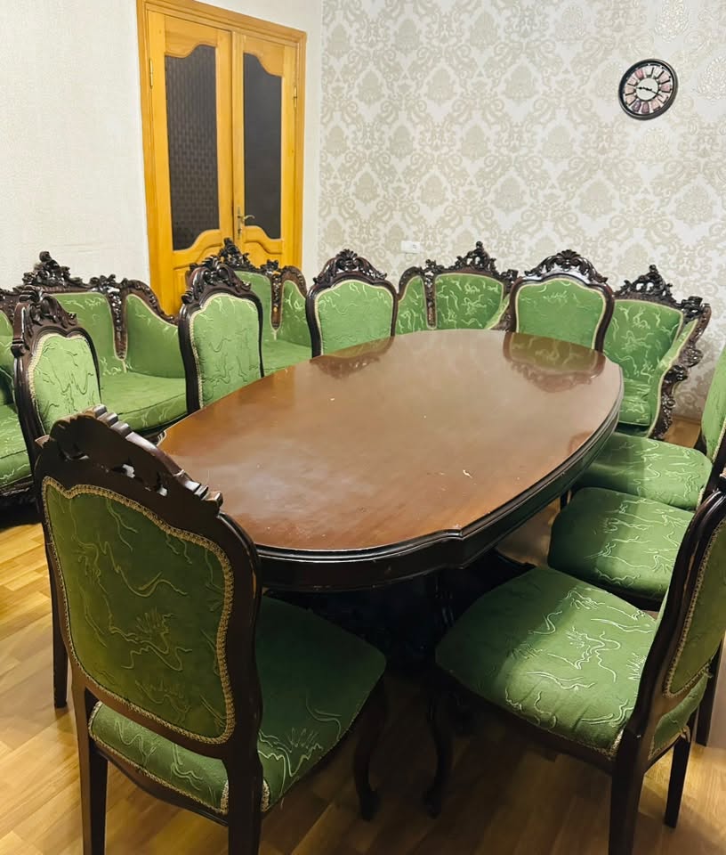 Продаётся б/у мебель: стол с 8-ю стульями — 2,500₾
