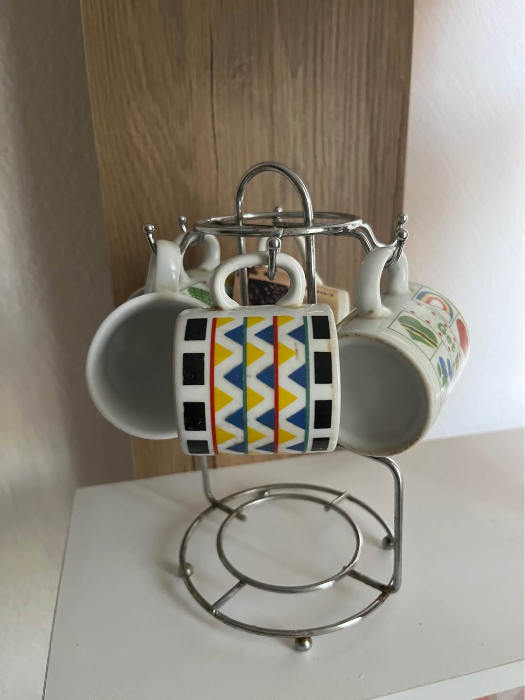 Porcelain mug set with metal stand
