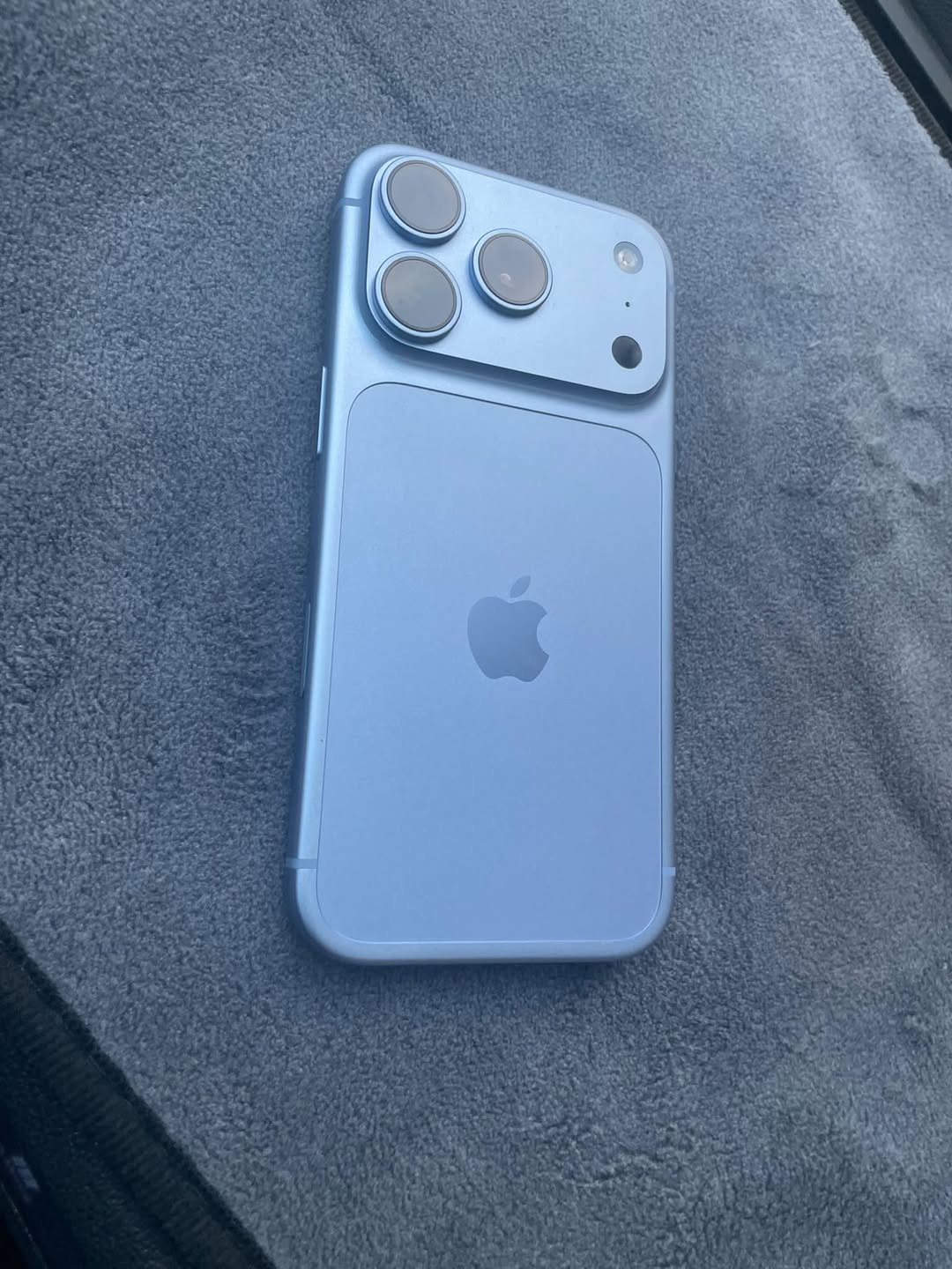 iPhone 18 Pro, blue