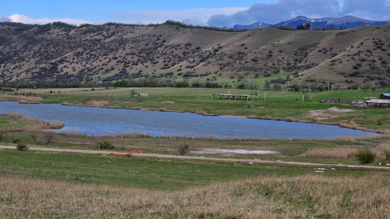 Ուջարմա գյուղում գտնվող լճի ափին (կենտրոնական ճանապարհի մոտ)