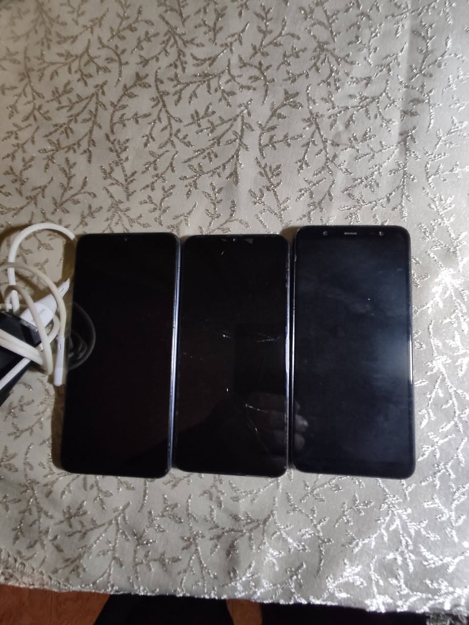 Redmi C9 და Samsung ტელეფონები, 3 ცალი