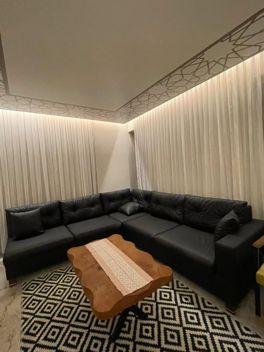 Selling a sofa 253/271 unused and updated for 1000.