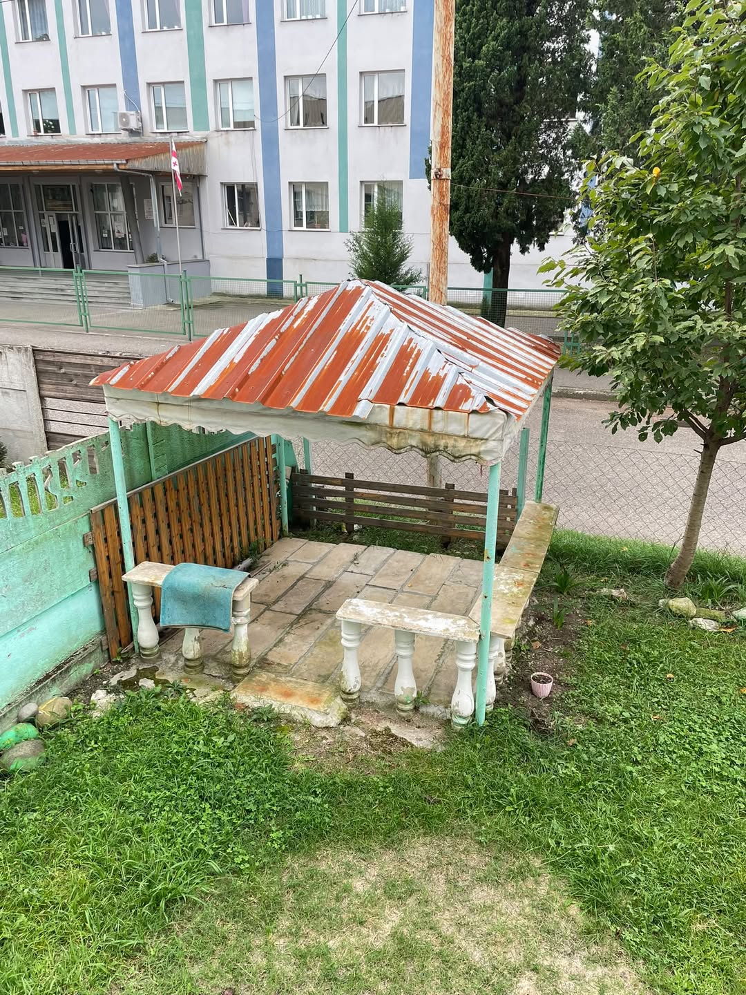 Metal çatılı ve sandalyeli masa