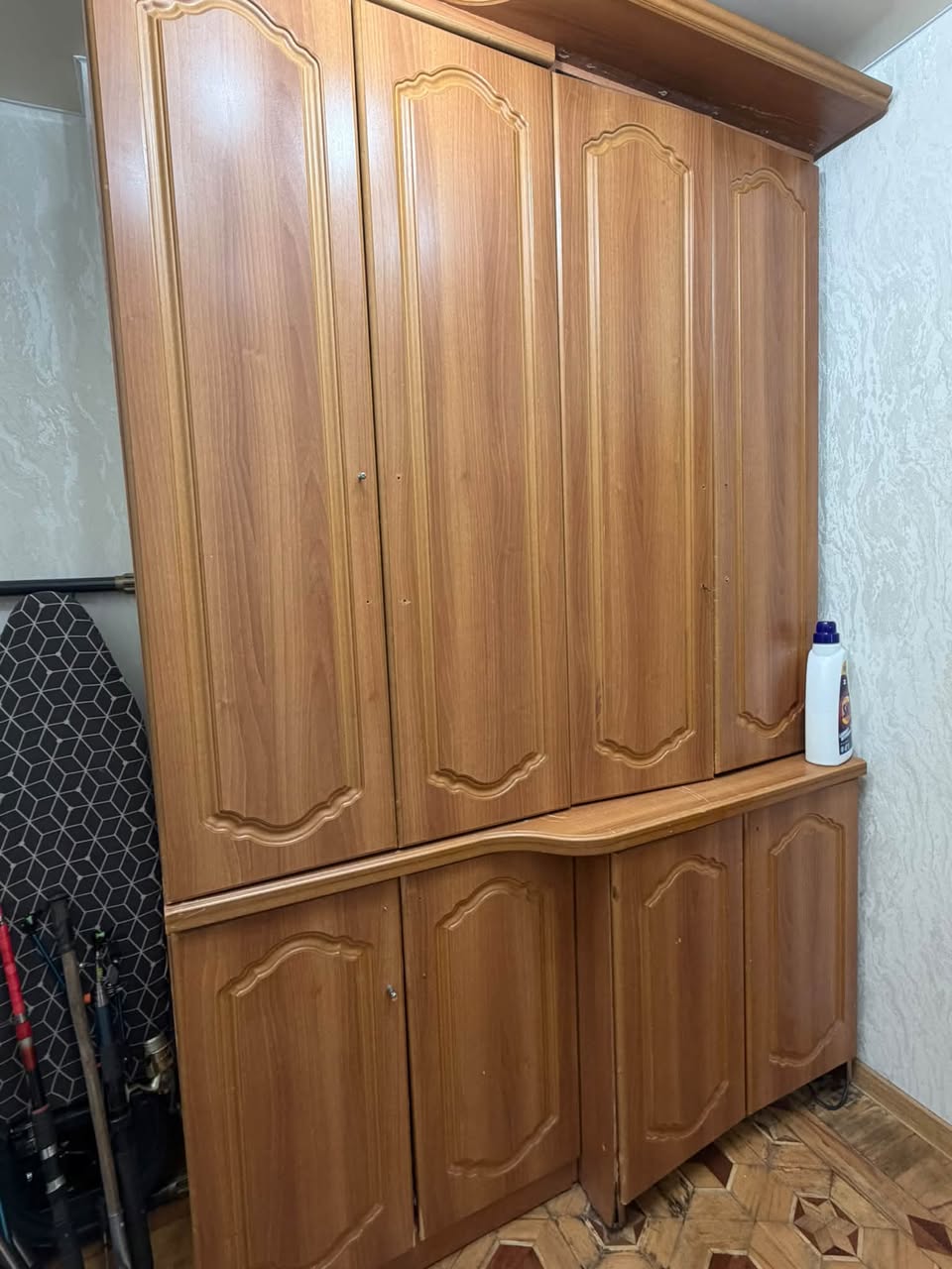 Büyük bir ayakkabı raftı satılık. Fiyatı 200