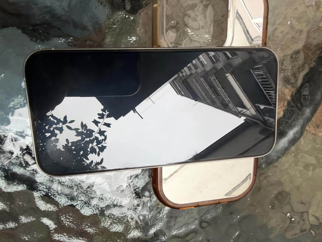 Batum'da telefon var! iPhone 15-pro 128-gb