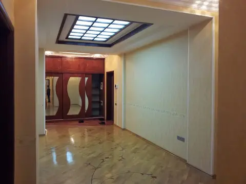 Qızlar üçün otaq kirayəsi, Memar Əcəmi