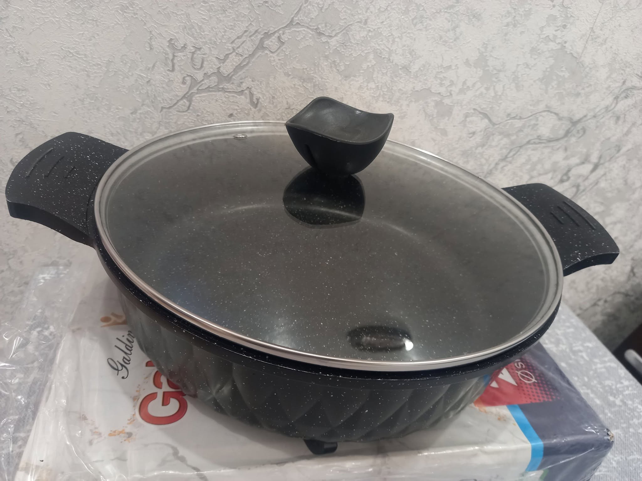 Yapışmaz pişirme tenceresi cam kapaklı