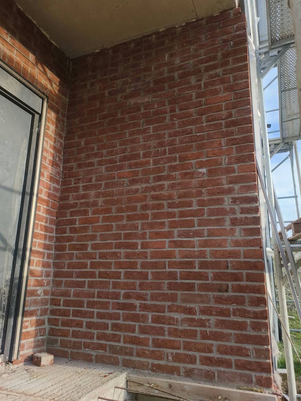 I break the crude brick, I lay the facade brick