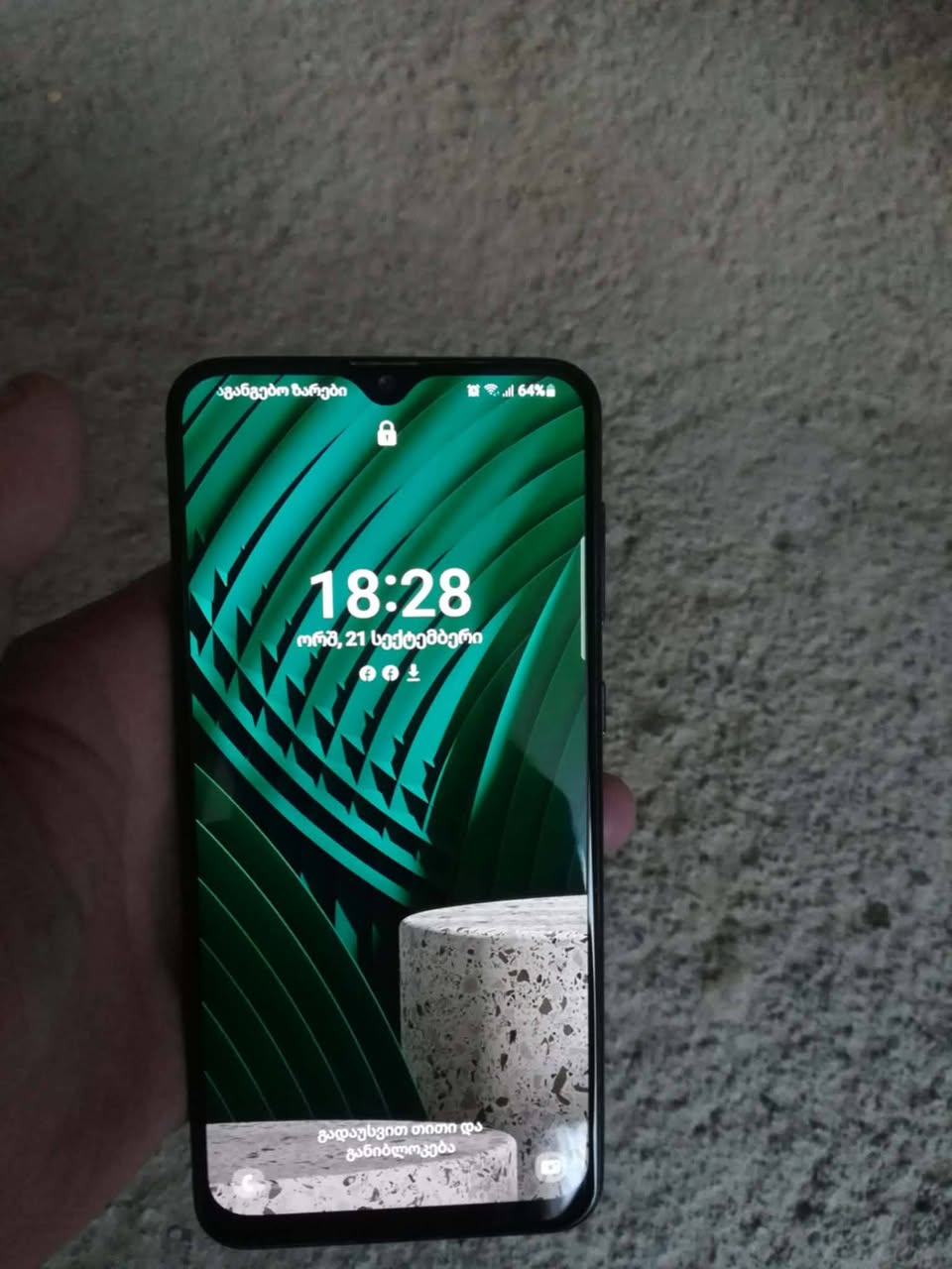 Tbilisidə İsan-da ideal vəziyyətdə telefon satılır. SAMSUNG — 180₾